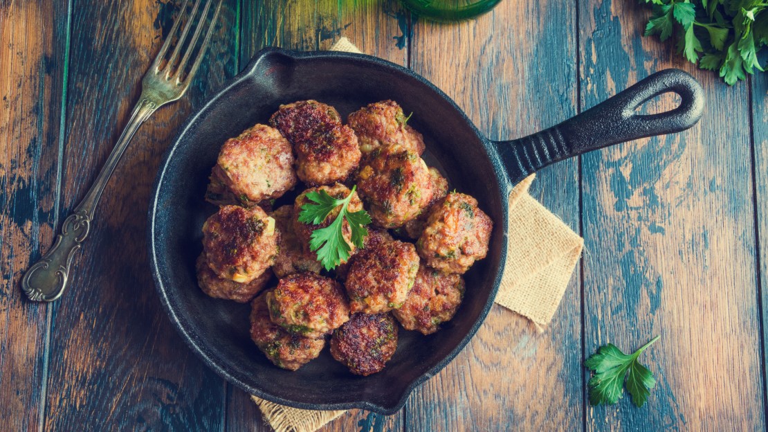 Många köttbullar i serveringsskål