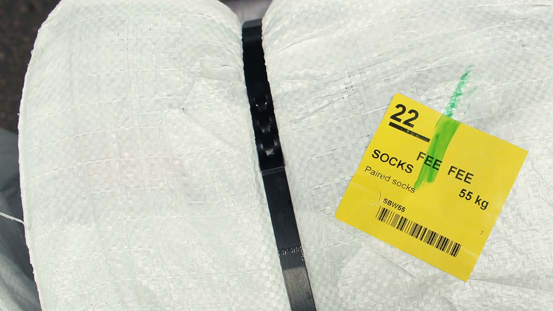 Sorterade strumpor i återvinningsanläggning