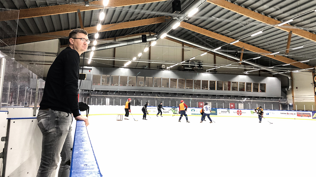 Spelare i Linden Hockey som tränar i ishallen