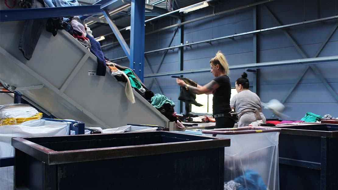 Textilier sorteras i återvinningsanläggning
