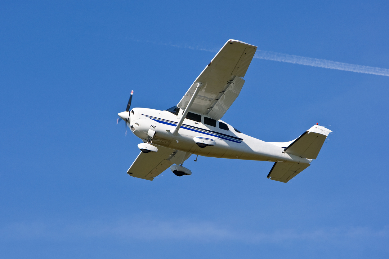 Litet flygplan mot blå himmel