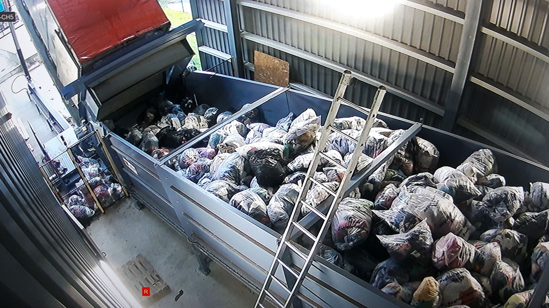 Textilier lastas av i återvinningsanläggning