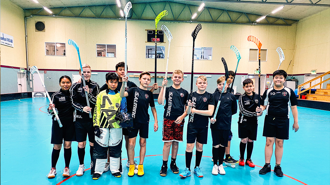 Bild på medlemmar från Eskilstuna Nyfors  09/09-lag. Från vänster Rungthiwa, Wilma, Win (mv), Mathias, Ian, Sebastian, Julius, Måns, Sebbe T, Jimi och Nick.