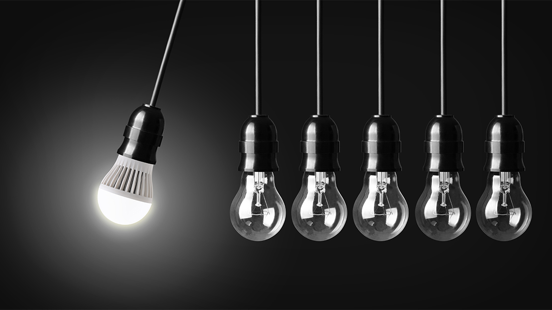 EN ledlampa och flera glödlamporn