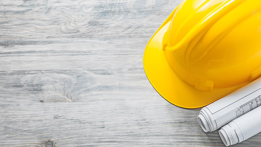 Gul arbetshjälm i plast