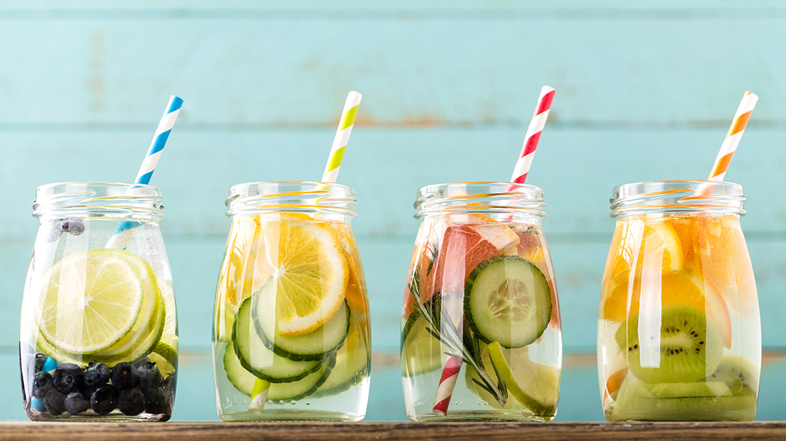 Vattendrinkar i glas med sugrör