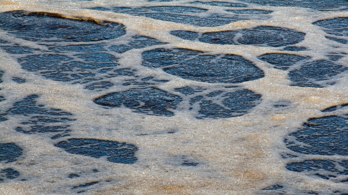 Avloppsvatten med brunt skum