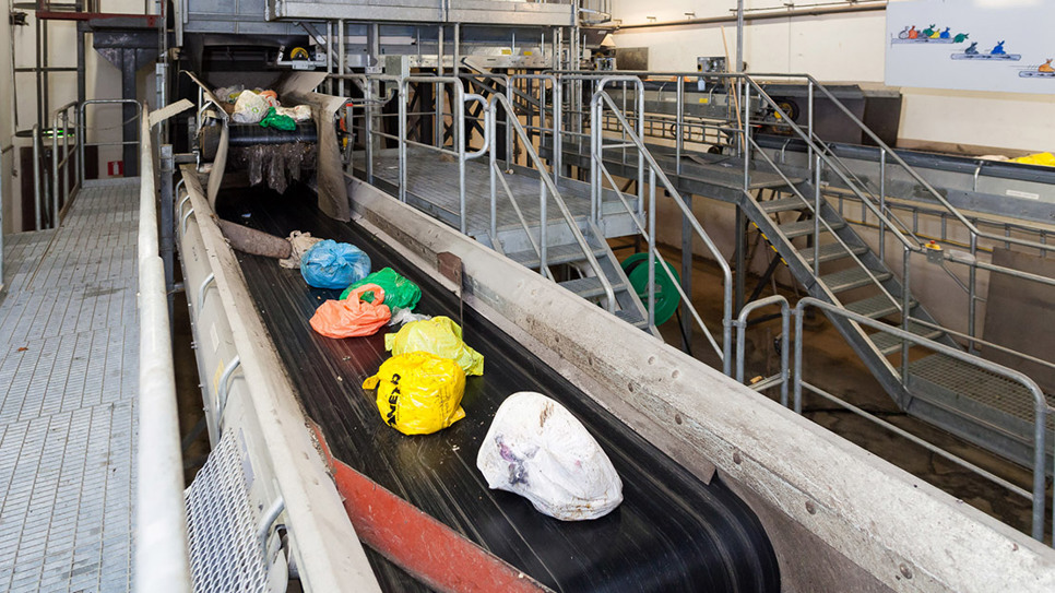 Färgade påsar i färgsorteringsystemet