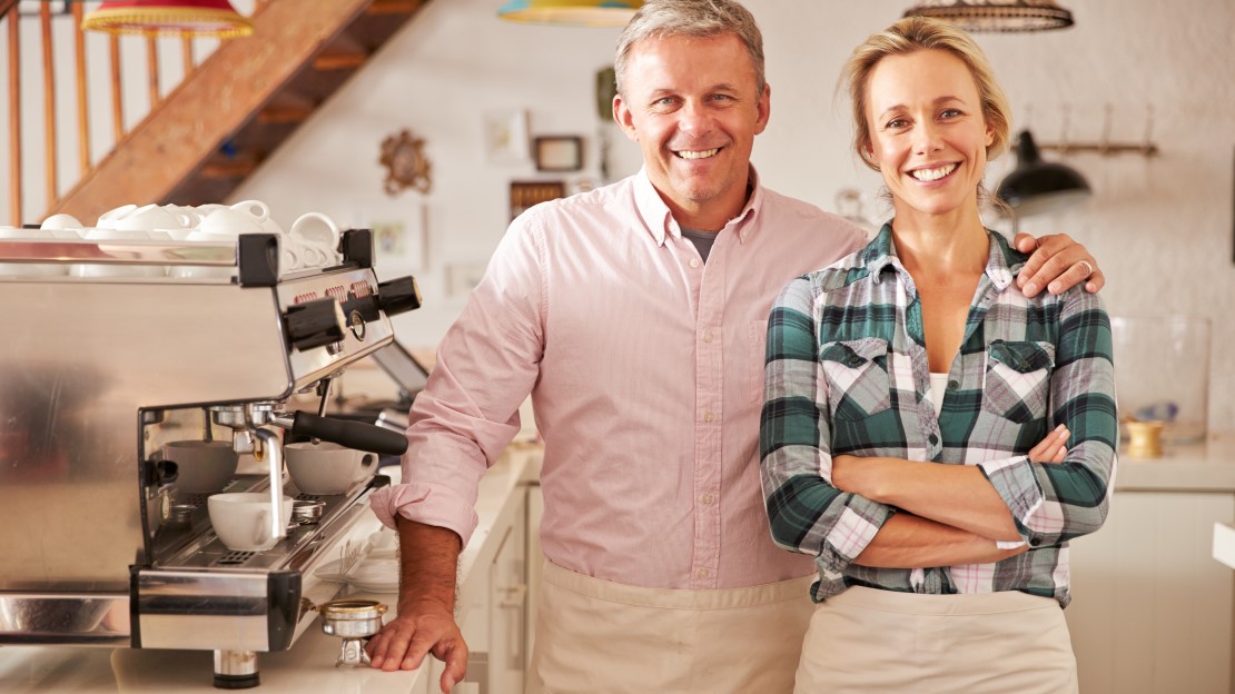 Man och kvinna vid kaffemaskin