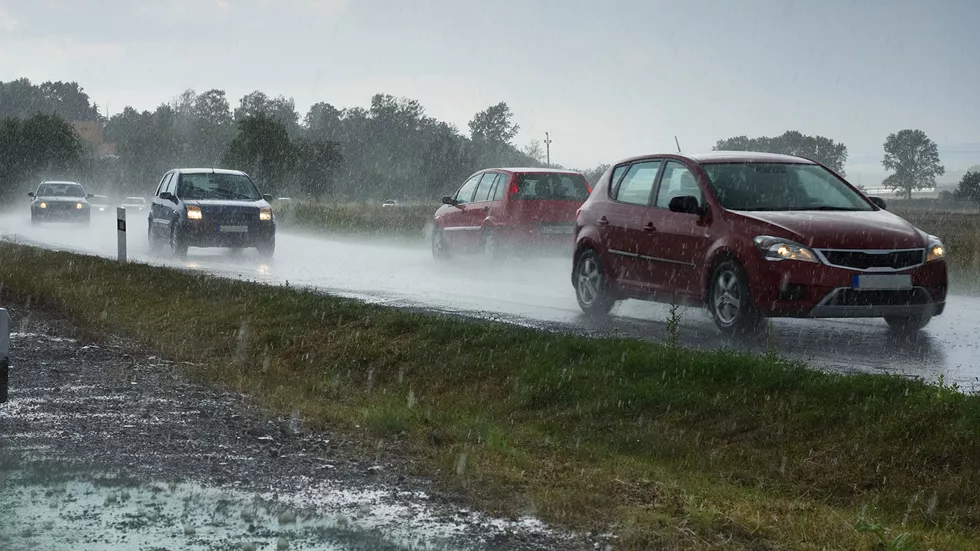 Bilar på regnig vägbana