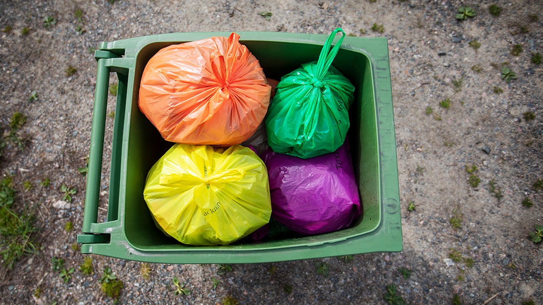 Sopkärl med färgsorteringspåsar
