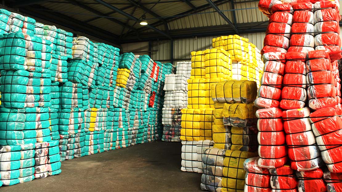 Sorterade balar i återvinningsanläggning