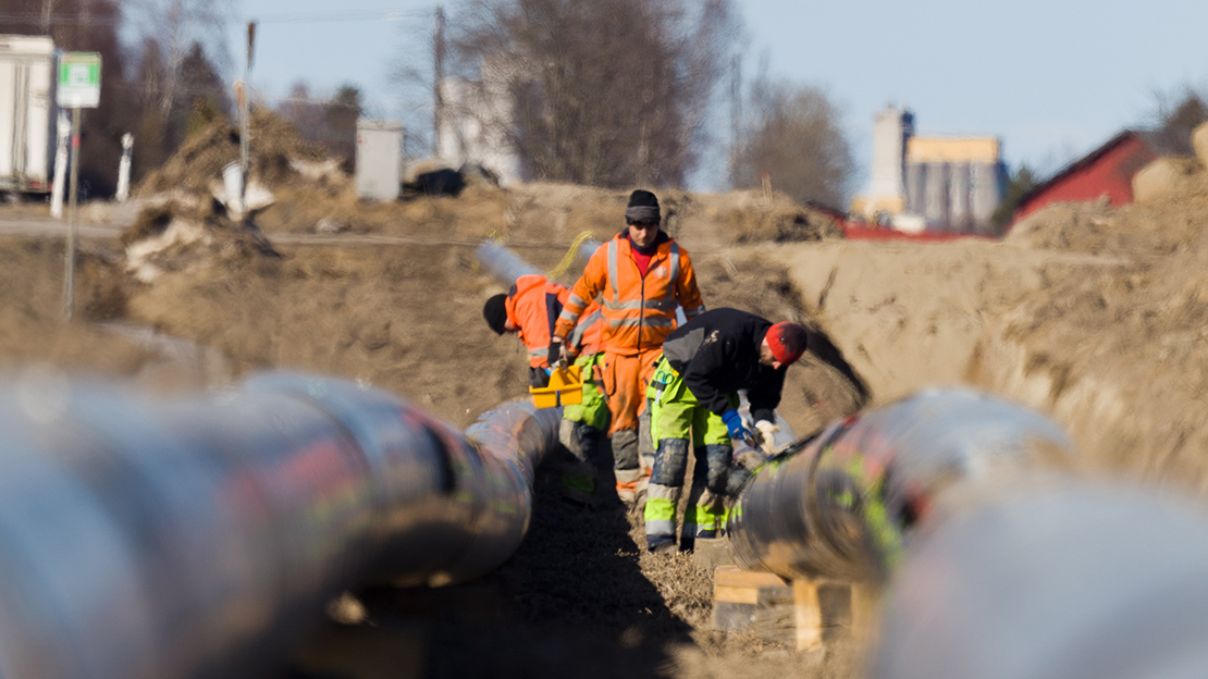 Arbetare som gräver för fjärrvärme 