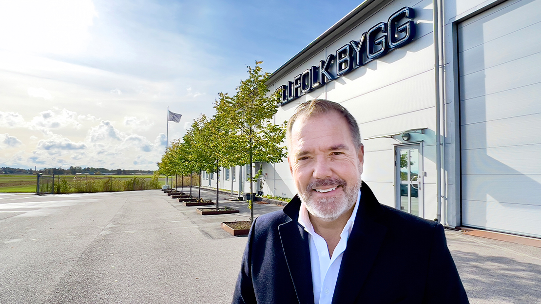 Johnny Ellfolk utanför huvudkontoret för Ellfolk Bygg