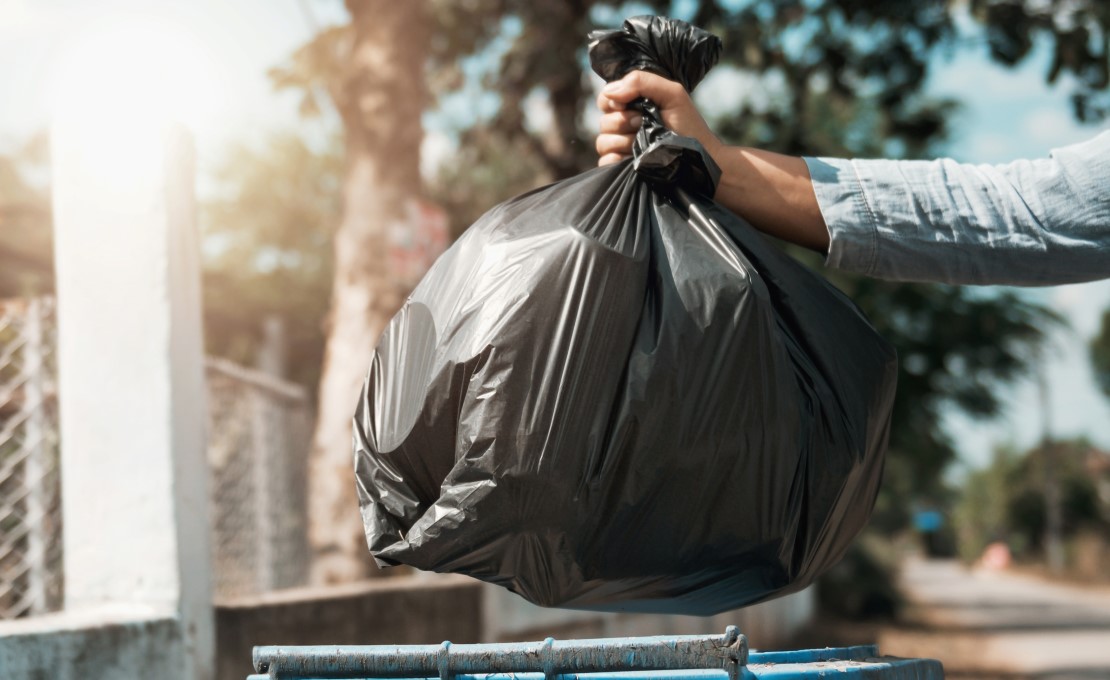 Svart sopsäck vid återvinningscentral