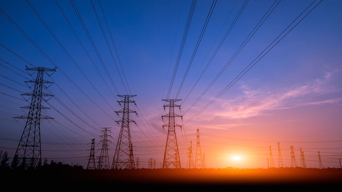 Kraftledningar i solnedgång