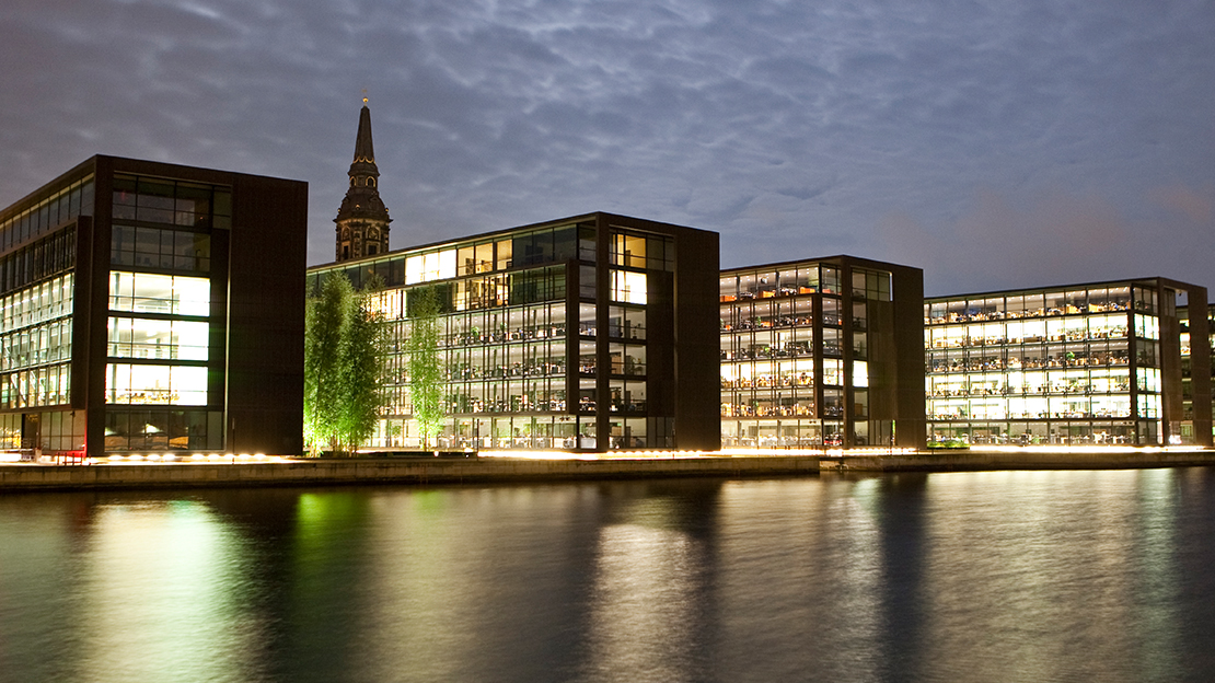 Belysta byggnader vid vatten