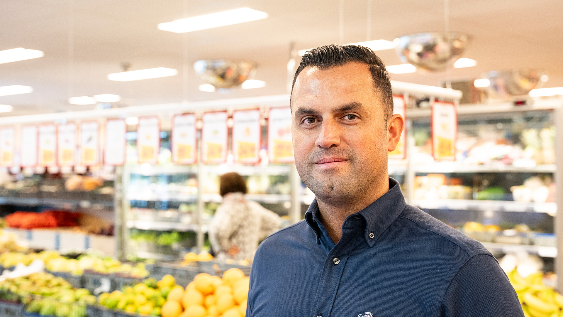 Goran Raundusi, vd på Rojan Food, i sin butik i Årby.