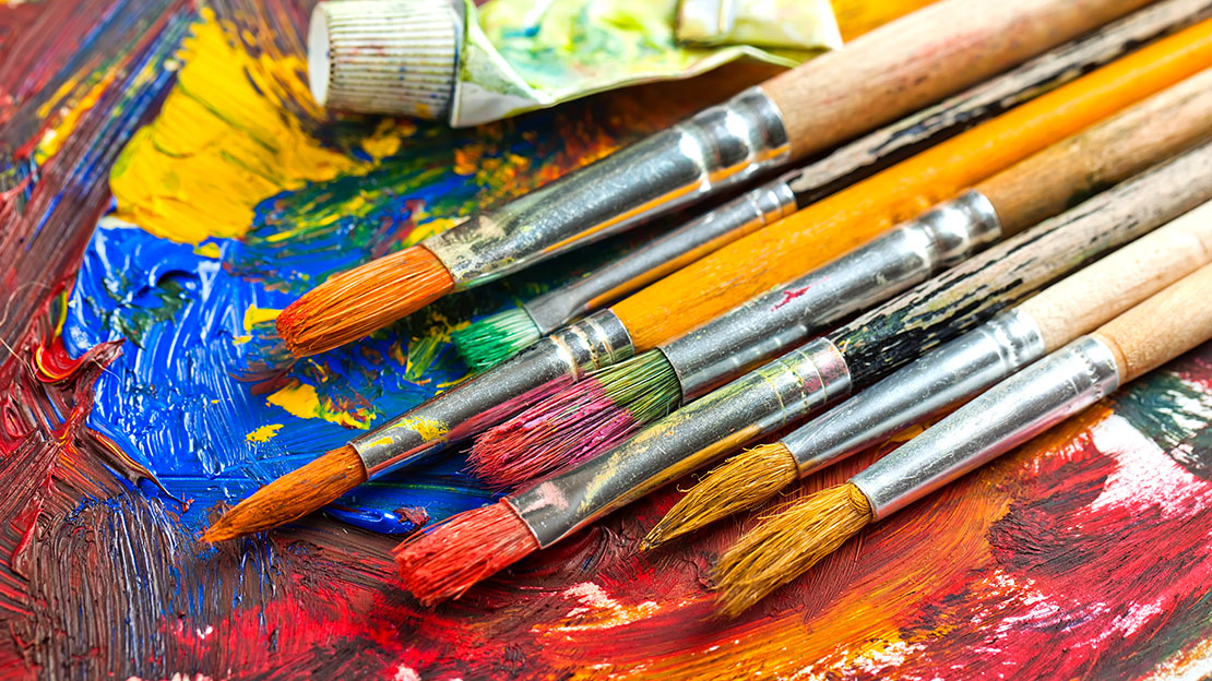 Konstnärspenslar med färg