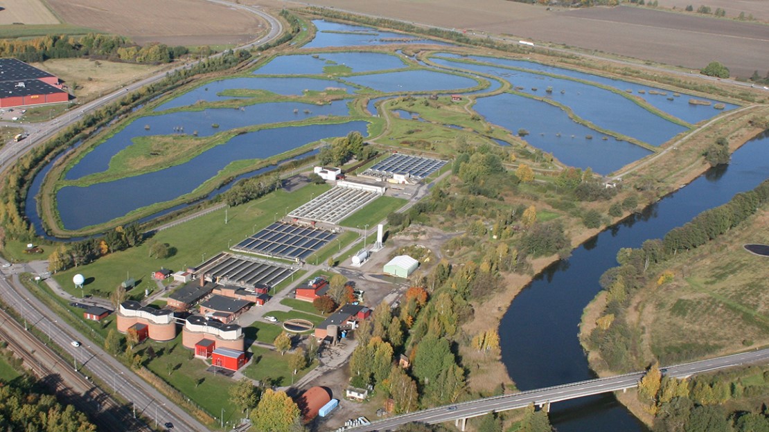 Flygbid över Ekeby reningsverk och våtmark.
