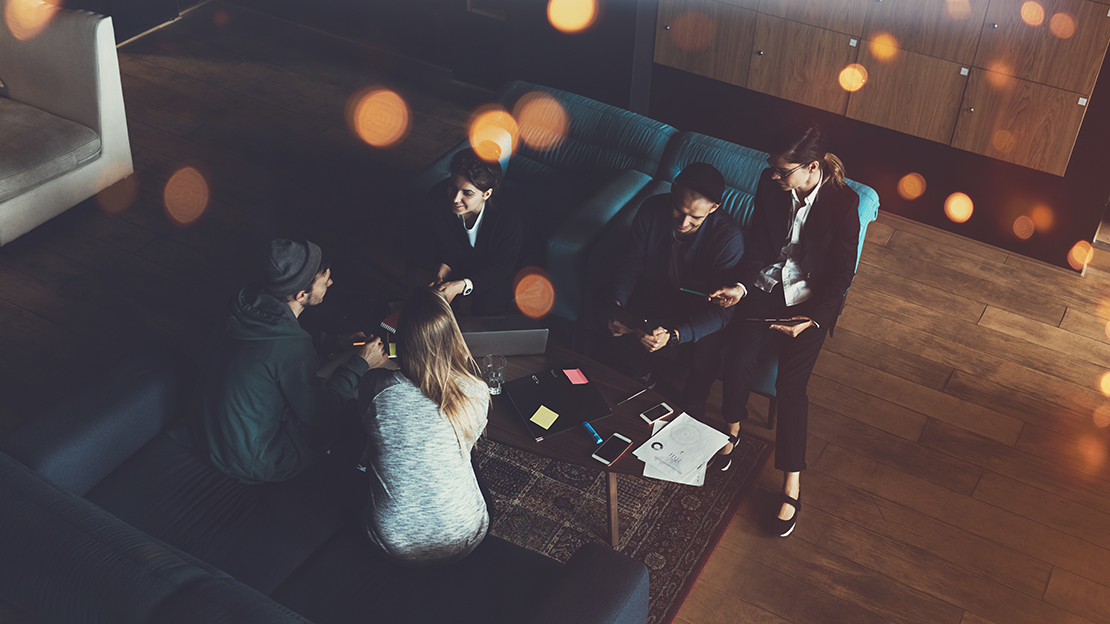 Fem personer har jobbmöte