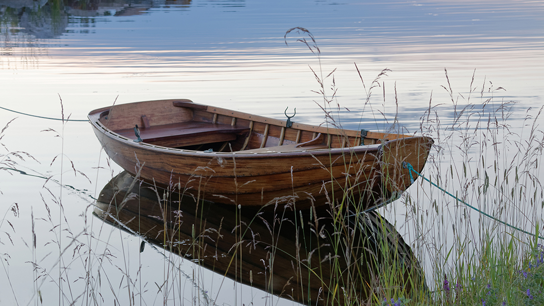Roddbåt i lugnt vatten