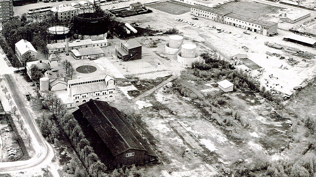 Foto över spaltgasverket som togs i drift år 1961 och är det tredje gasverket. Bilden är tagen år 1964. Kvar från kolgastiden är den stora ladan i bildens nedre kant. Ladan revs 1969 för att ge plats för det första värmeverket. 