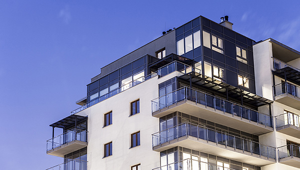 Hyreshusfasad med stora fönster