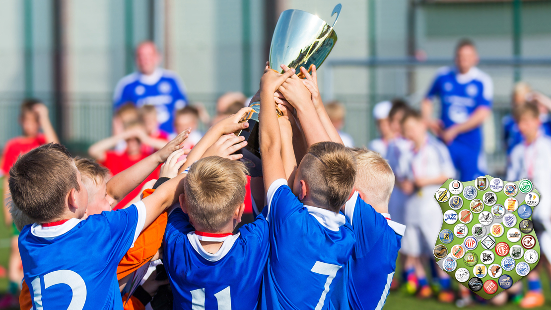 Barn i idrottslag håller i pokal