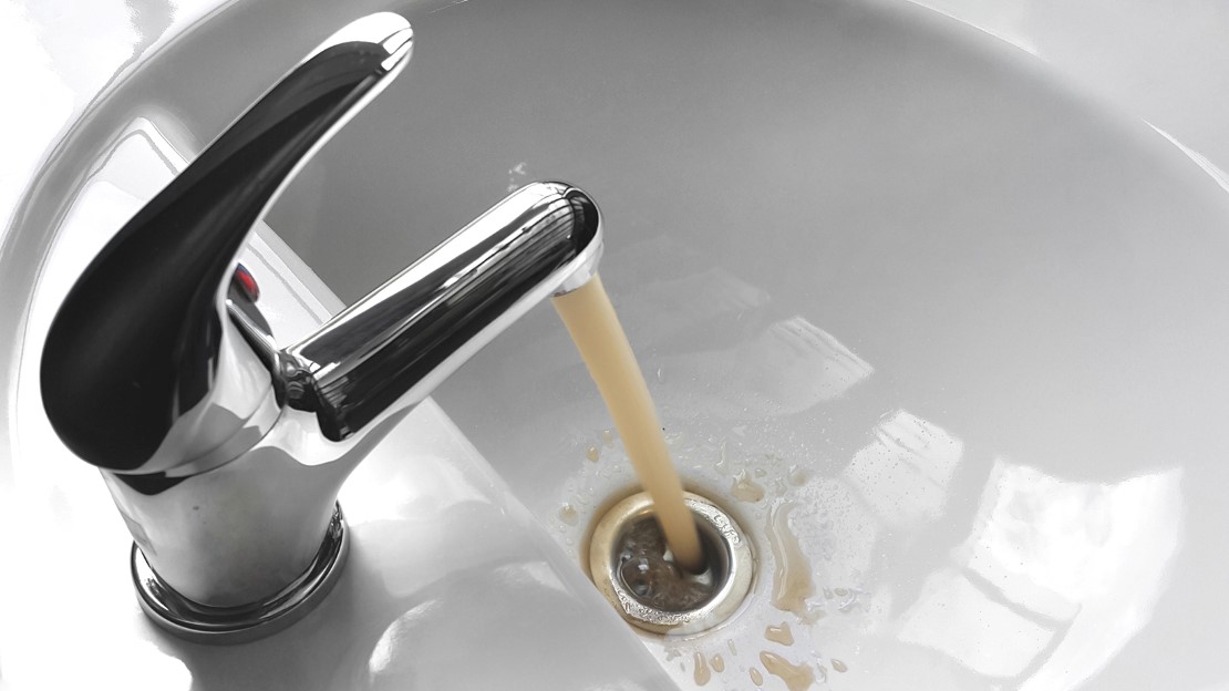 Missfärgat vatten från kran