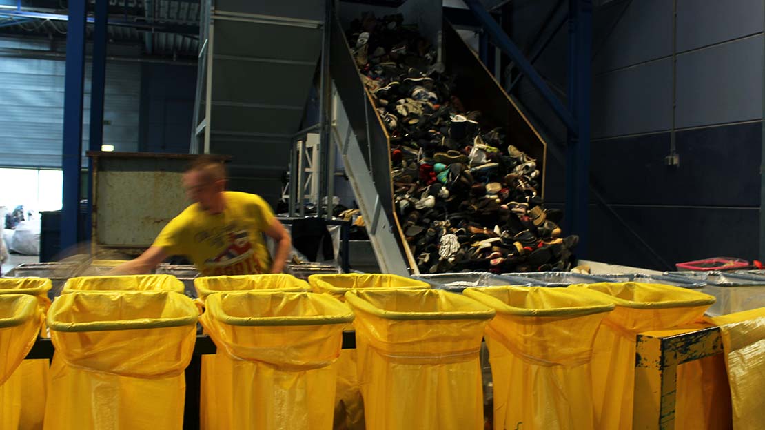 Skor sorteras i återvinningsanläggning