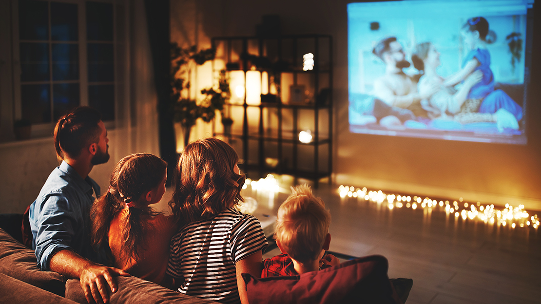 Familj tittar på film