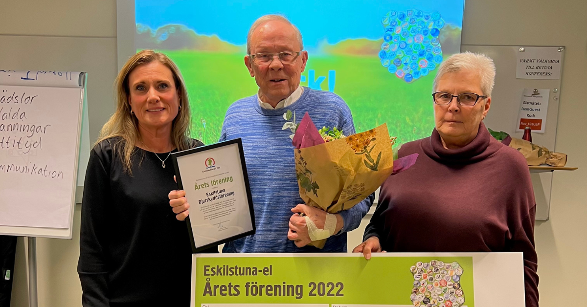 Två medlemmar från Eskilstuna Djurskyddsförening som tar emot priset som årets förening 2022