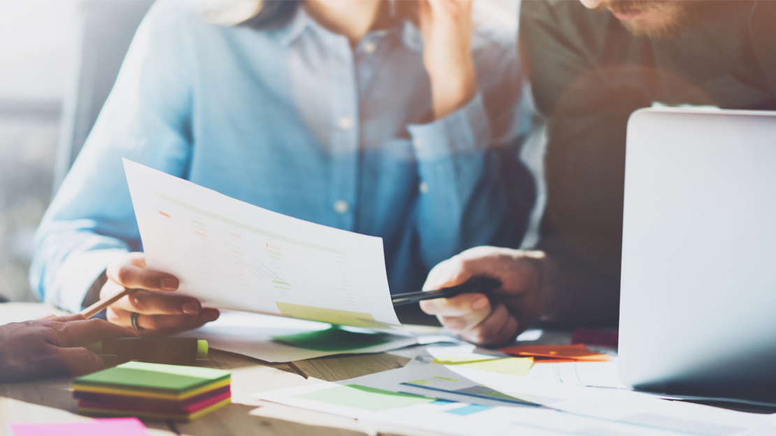 Människor går igenom dokument