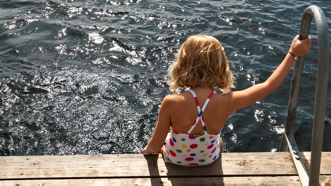 Flicka på en brygga