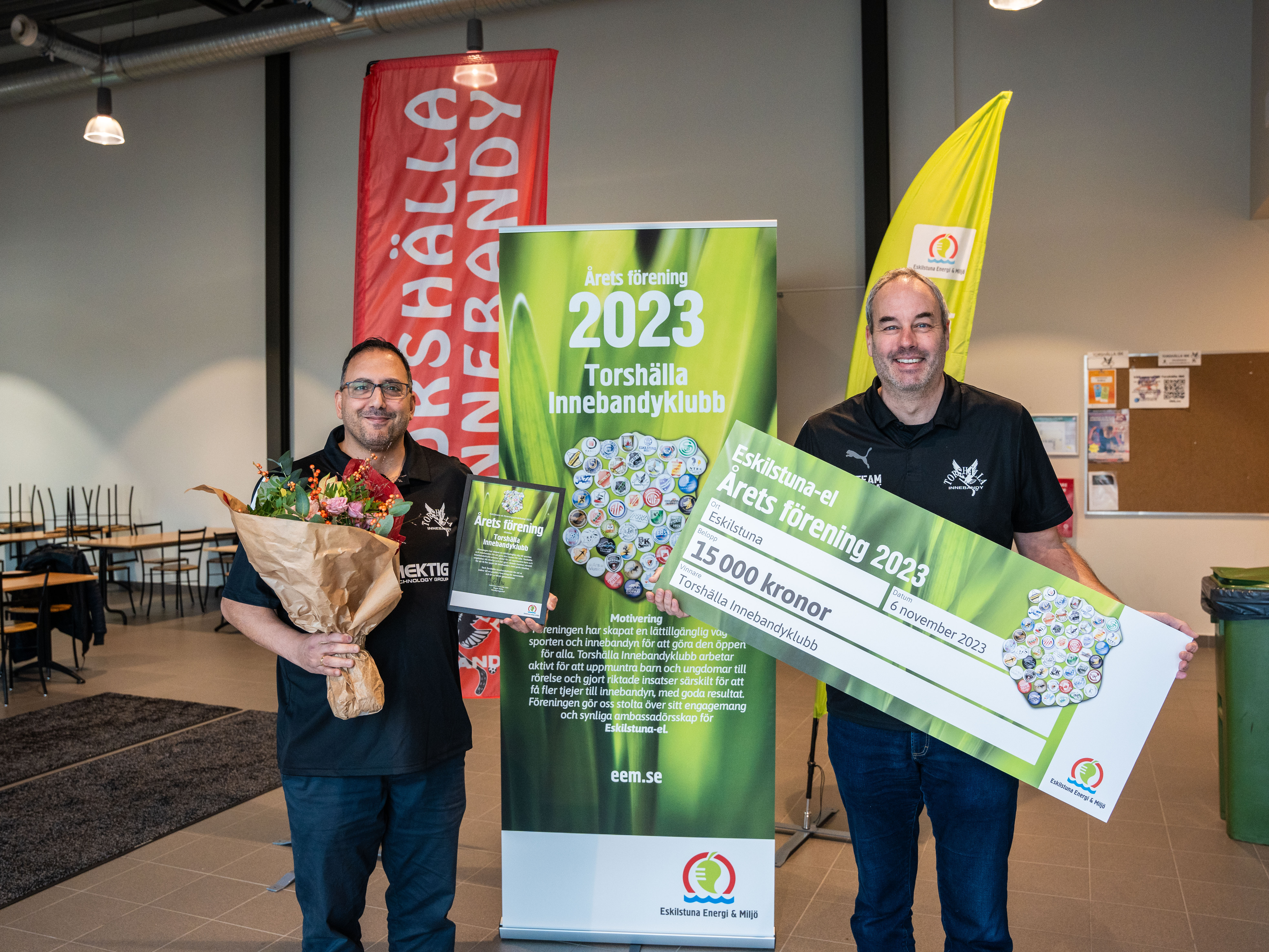 Medlemmar från Torshälla Innebandyklubb som tar emot priset som årets förening 2023