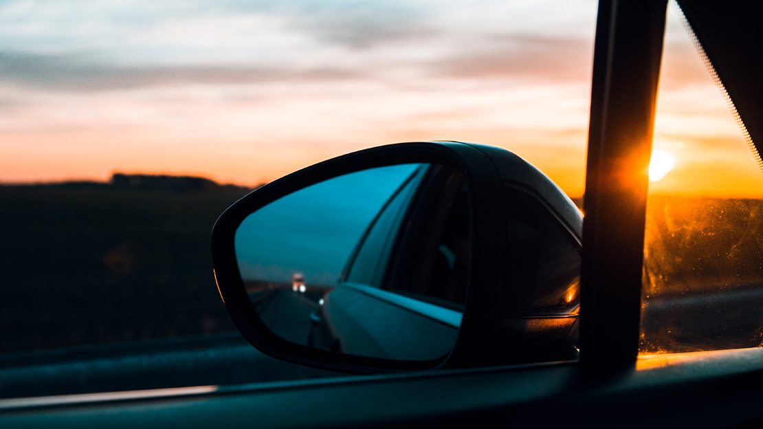 Backspegel som visar ett skymningslandskap