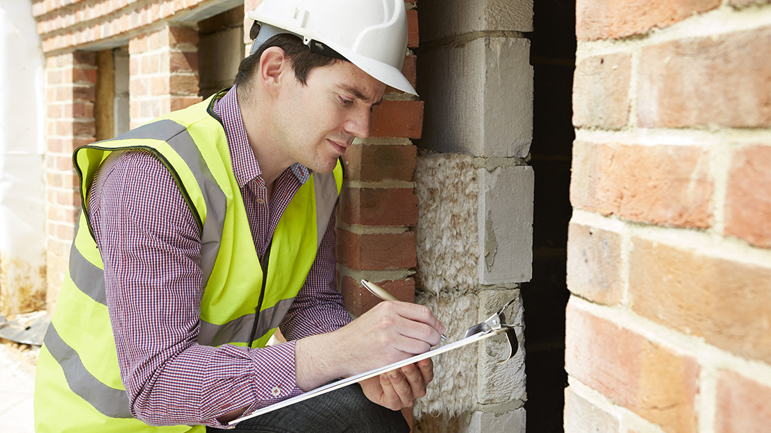Bygginspektör antecknar