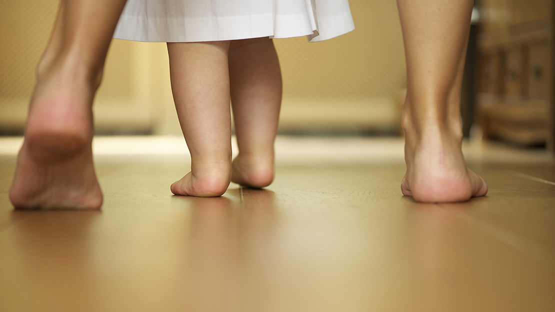 Barn- och vuxenfötter