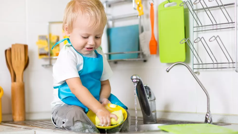 Ett barn som diskar.