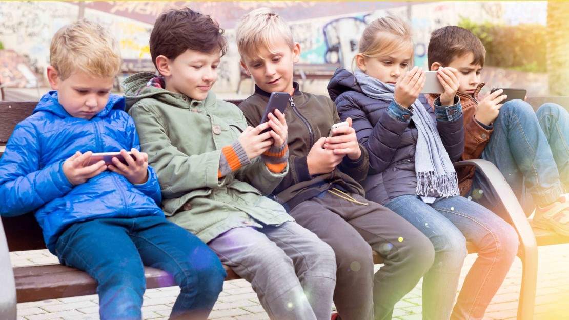 Barn med mobiltelefoner