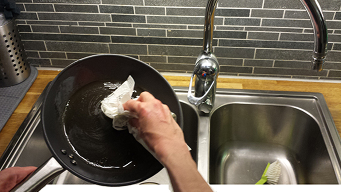 Torka ur fettet ur stekpannan. 