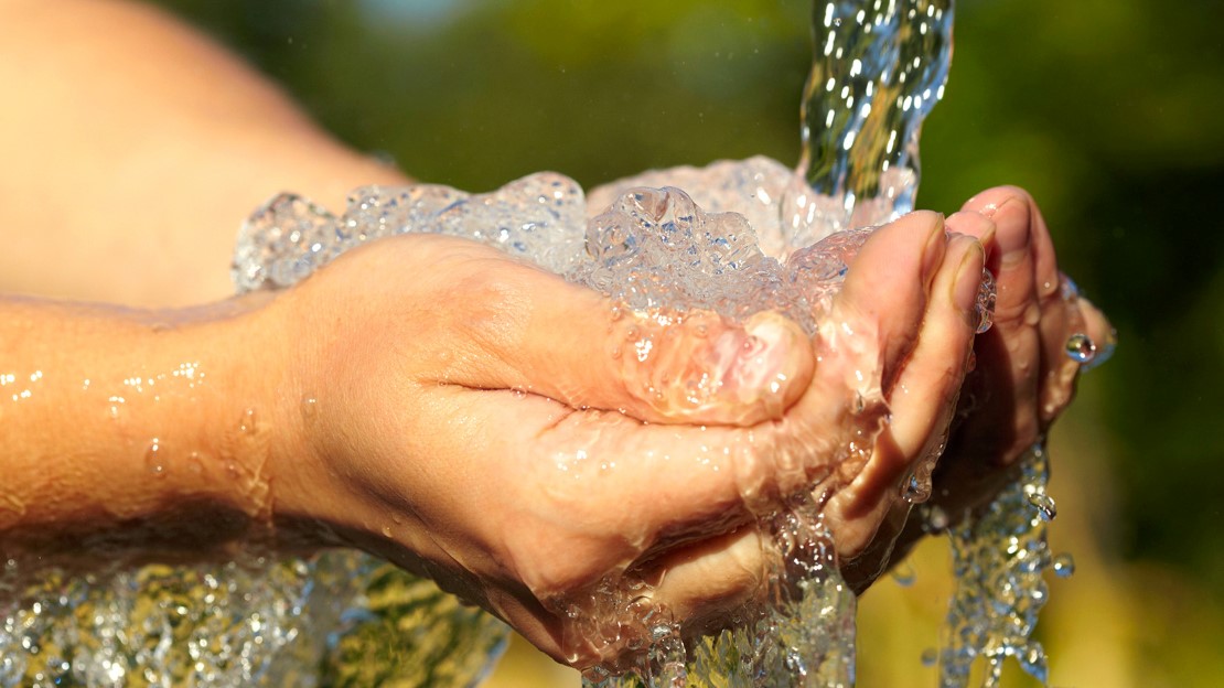 Vatten i kupade händer