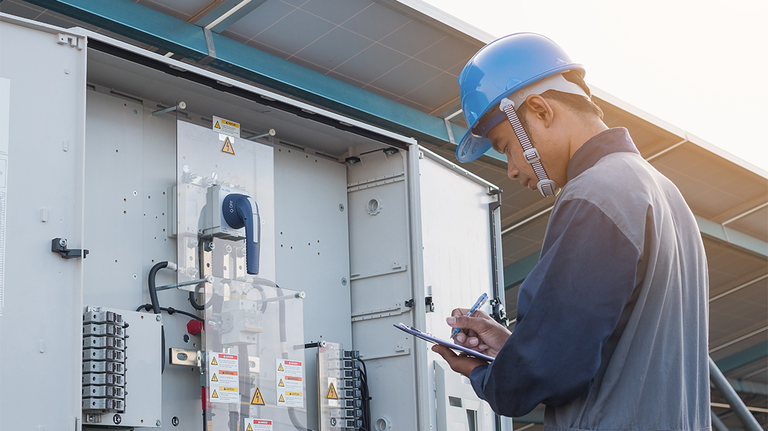 Elmontör vid elmätarskåp